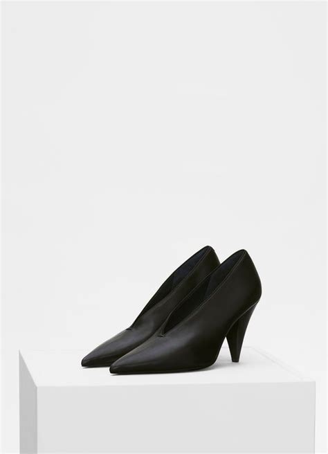 Soft V Neck babouche pump in nappa lambskin 